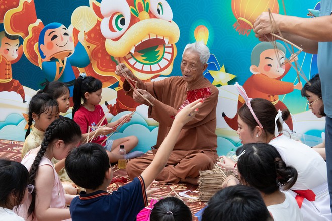 5 ngôi trường, một mùa trăng: Khi di sản dân gian được chạm bằng đôi tay trẻ thơ - Ảnh 6.
