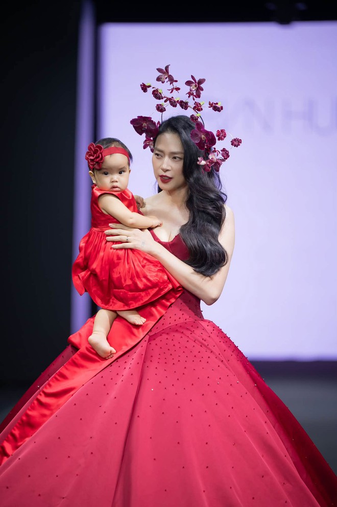 Huy Trần đọc truyện cho con gái nghe mỗi tối, 1 hành động của cô bé khiến ba mẹ tan chảy- Ảnh 3.