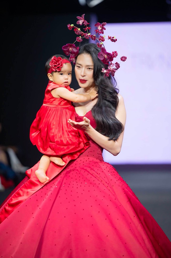 Huy Trần đọc truyện cho con gái nghe mỗi tối, 1 hành động của cô bé khiến ba mẹ tan chảy- Ảnh 4.