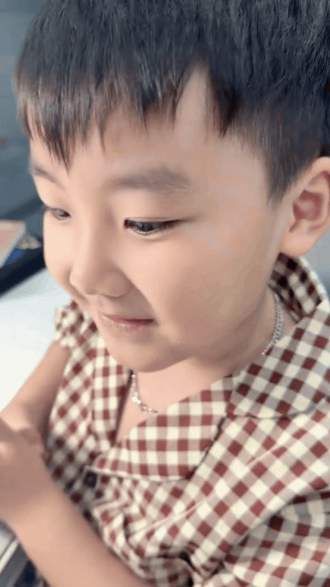 Con trai H&ograve;a Minzy giới thiệu về nghề nghiệp của bố mẹ h&uacute;t hơn nửa triệu lượt xem - Ảnh 1.