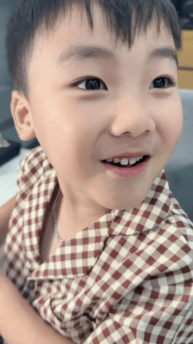 Con trai H&ograve;a Minzy giới thiệu về nghề nghiệp của bố mẹ h&uacute;t hơn nửa triệu lượt xem - Ảnh 2.