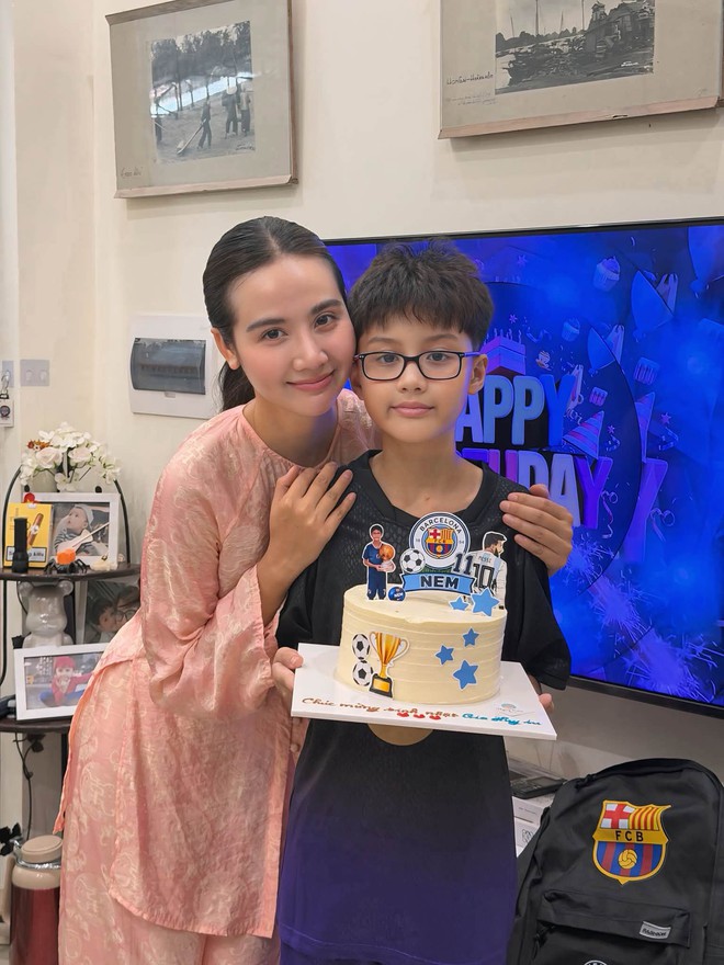Con trai Huyền Lizzie 10 tuổi điển trai gây sốt, ước mơ làm cầu thủ - Ảnh 1.