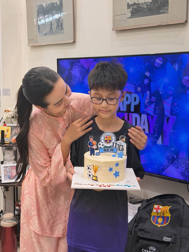Con trai Huyền Lizzie 10 tuổi điển trai gây sốt, ước mơ làm cầu thủ - Ảnh 2.