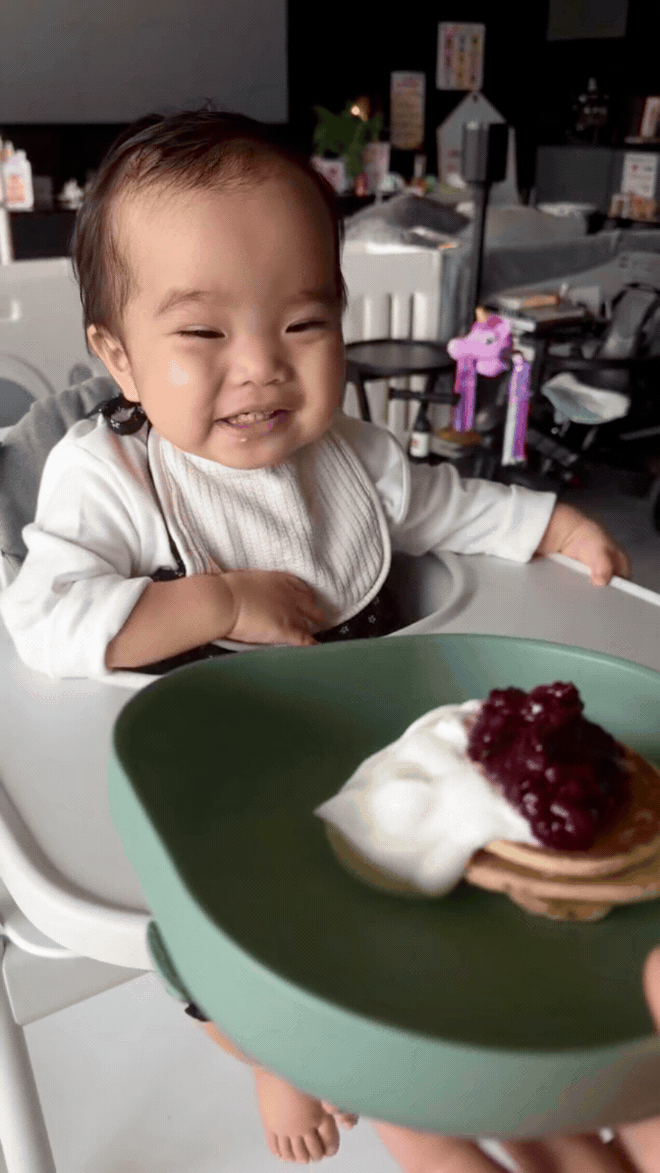 Con gái Ngô Thanh Vân được khen “thùy mị nết na”, biểu cảm lúc sắp ăn sáng đốn tim dân mạng- Ảnh 3.