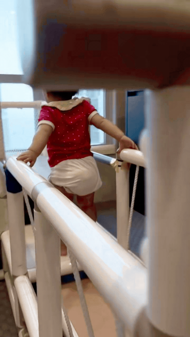Con gái Ngô Thanh Vân được khen “thùy mị nết na”, biểu cảm lúc sắp ăn sáng đốn tim dân mạng- Ảnh 1.