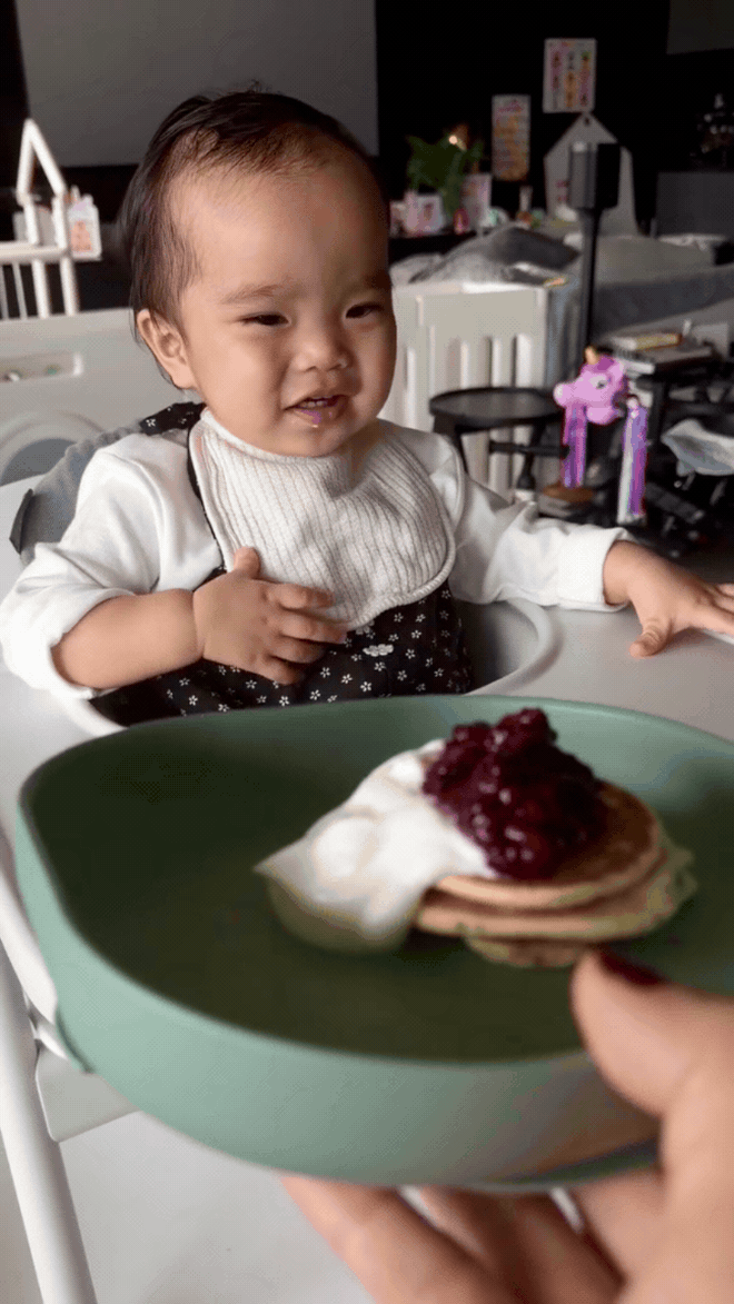 Con gái Ngô Thanh Vân được khen “thùy mị nết na”, biểu cảm lúc sắp ăn sáng đốn tim dân mạng- Ảnh 4.