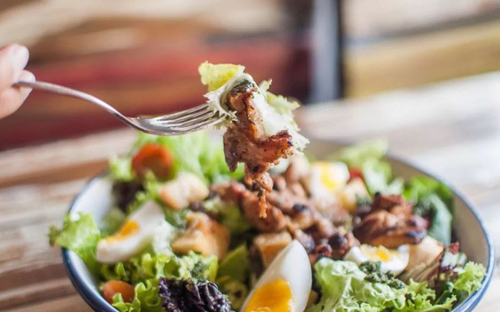 Một đĩa salad thịt gà. Một đĩa salad thịt gà.