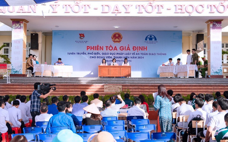 Đoàn thanh niên VKSND Hạ Long phối hợp với các đơn vị tổ chức phiên tòa giả định, tuyên truyền pháp luật đảm bảo an toàn giao thông tại Trường THPT Vũ Văn Hiếu.