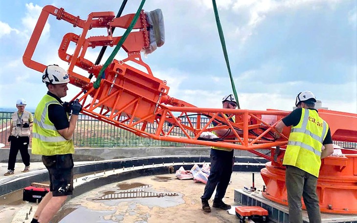 Các chuyên gia nước ngoài thi công lắp đặt hệ thống radar giám sát tại Sân bay Long Thành. Các chuyên gia nước ngoài thi công lắp đặt hệ thống radar giám sát tại Sân bay Long Thành.