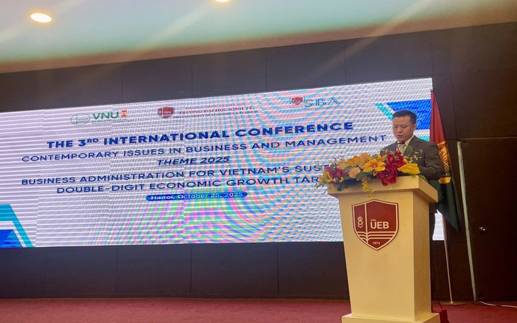 PGS.TS Hoàng Khắc Lịch, Phó Hiệu trưởng Trường Đại học Kinh tế, ĐHQGHN phát biểu tại Hội thảo