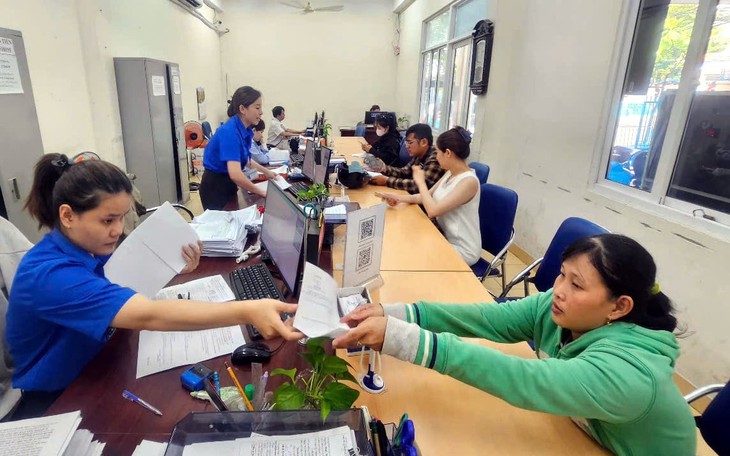 Người lao động làm thủ tục hưởng BHTN tại Trung tâm DVVL Khánh Hòa