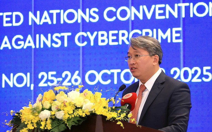  Bộ trưởng Bộ Tư pháp Nguyễn Hải Ninh trình bày tham luận.
