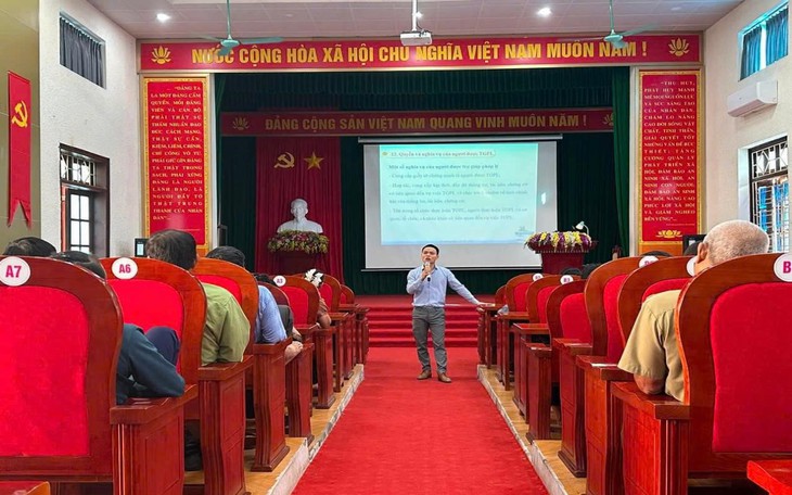 Ông Phan Văn Tuân, Phó trưởng phòng Phòng Quản lý trợ giúp pháp lý, Cục Phổ biến, giáo dục pháp luật và Trợ giúp pháp lý, Bộ Tư pháp trình bày tại Hội nghị.