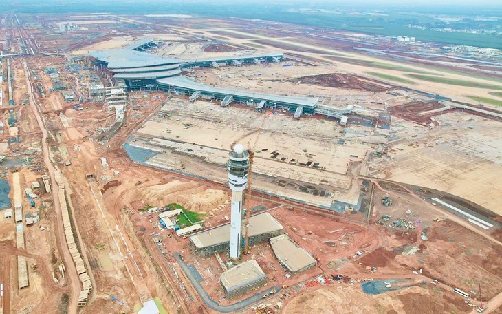 Toàn cảnh tháp không lưu và nhà ga hành khách, đường cất hạ cánh sân bay Long thành.