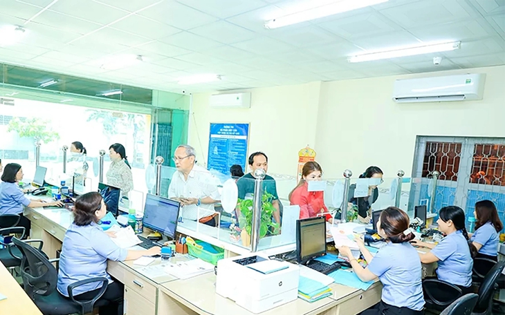 Người dân làm thủ tục đăng ký nước sạch với Công ty cổ phần Cấp nước Đồng Nai. 