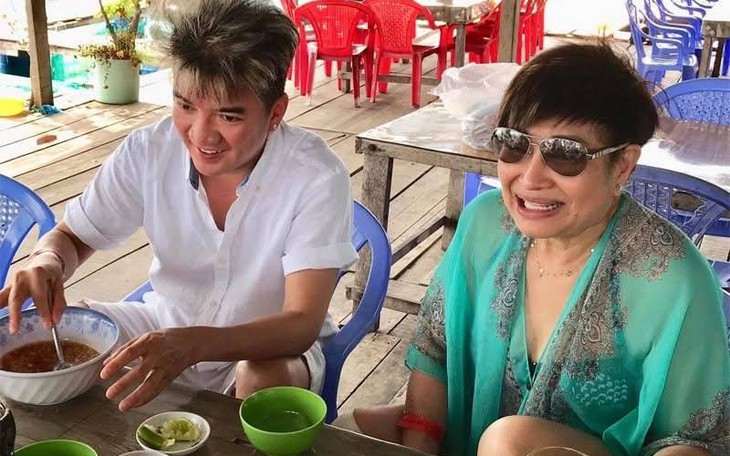 Đàm Vĩnh Hưng và bầu show Liên Phạm yêu và cưới trong kín đáo. Đàm Vĩnh Hưng và bầu show Liên Phạm yêu và cưới trong kín đáo.