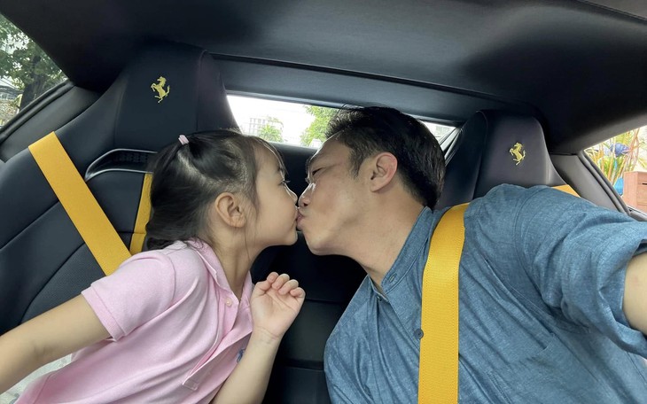 Cường Đô la đưa con gái đi ăn. Cường Đô la đưa con gái đi ăn.