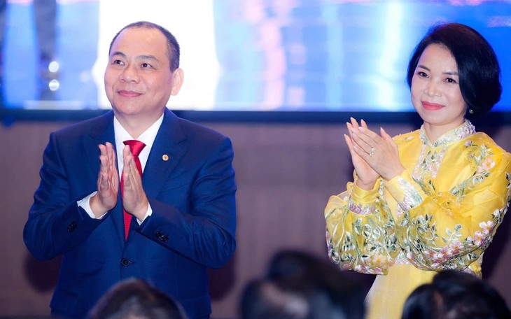 Tỷ phú Phạm Nhật Vượng và phu nhân đồng sáng lập Giải thưởng VinFuture. Ảnh: NK
Tỷ phú Phạm Nhật Vượng và phu nhân đồng sáng lập Giải thưởng VinFuture. Ảnh: NK