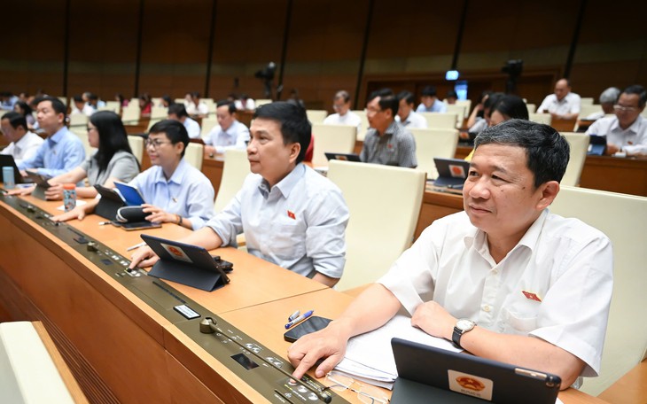 Các đại biểu Quốc hội nhấn nút biểu quyết tại hội trường
