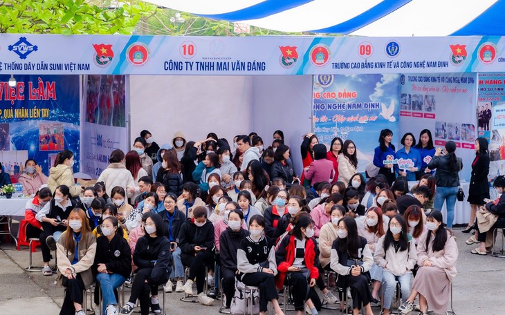 Trung tâm dịch vụ việc làm tỉnh tổ chức ngày hội việc làm giúp kết nối giữa nhà tuyển dụng và người lao động.