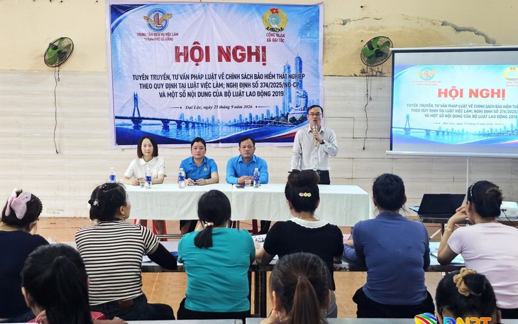 Người lao động tại xã Đại Lộc được cung cấp thông tin về chính sách bảo hiểm thất nghiệp. (Ảnh: Lam Phương)
