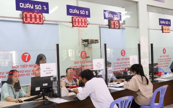 Người lao động được tư vấn, hướng dẫn thực hiện thủ tục hưởng trợ cấp thất nghiệp tại Trung tâm Dịch vụ việc làm TP. Hồ Chí Minh. (Ảnh: Phạm Thọ)