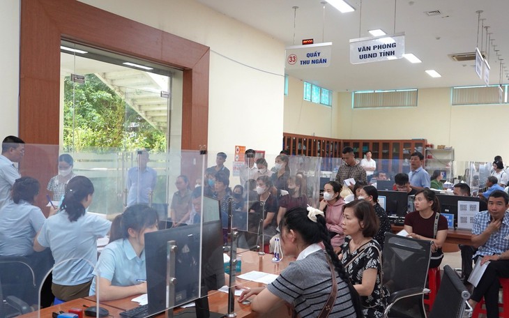  Người lao động đến nộp hồ sơ giải quyết thủ tục bảo hiểm thất nghiệp tại Hưng Yên