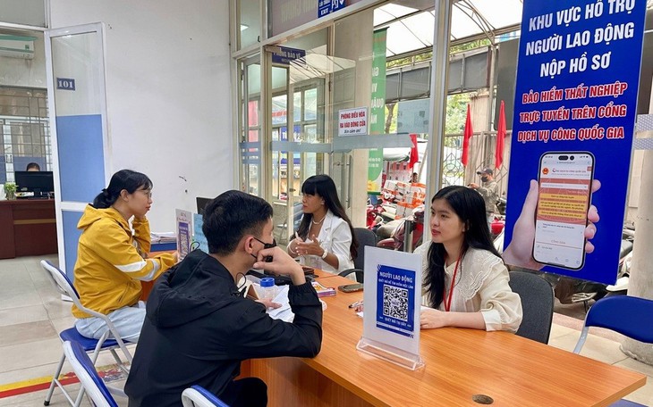 Tư vấn, giới thiệu việc làm cho người lao động tại Trung tâm Dịch vụ việc làm Hà Nội. (Ảnh: NH)