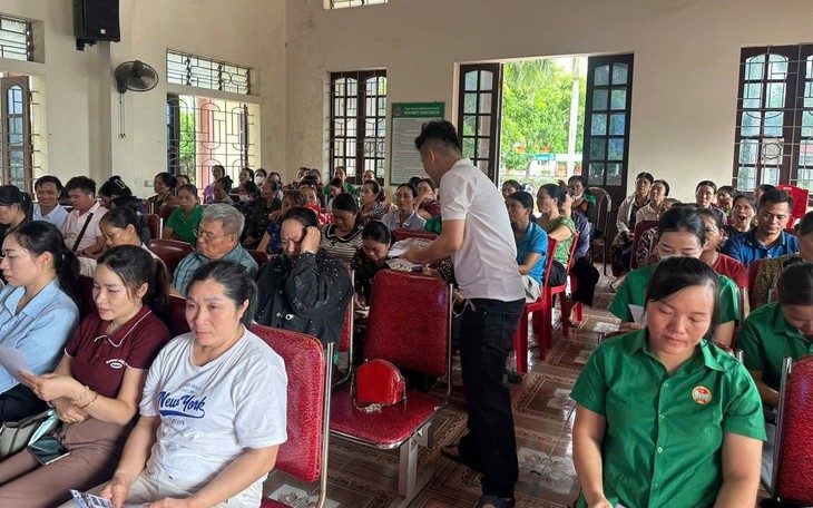 Cán bộ Trung tâm Dịch vụ việc làm xã Quỳnh Anh, Nghệ An hướng dẫn người lao động thực hiện thủ tục bảo hiểm thất nghiệp. (Ảnh: TTDVVL)