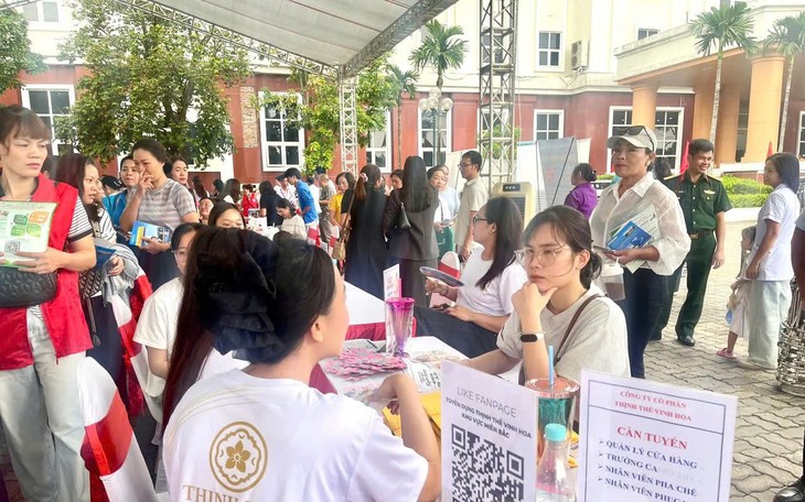 30 đơn vị với 1.974 chỉ tiêu tuyển dụng trong Phiên giao dịch việc làm lưu động cụm Hoàng Mai năm 2026. (Ảnh: Phạm Lý)