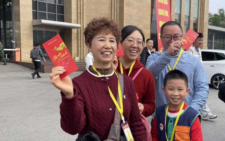 Du khách phấn khởi khi nhập cảnh vào Quảng Ninh du lịch ngày đầu Xuân.