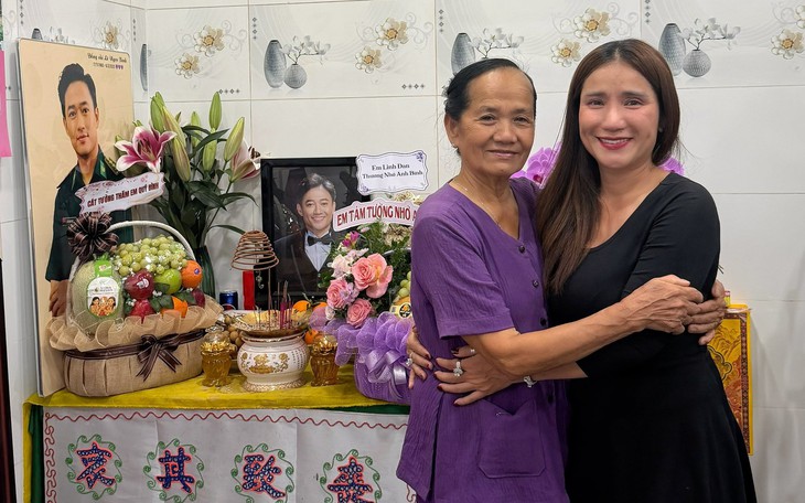 Mẹ nam diễn viên vui, xúc động khi Cát Tường đến thăm.