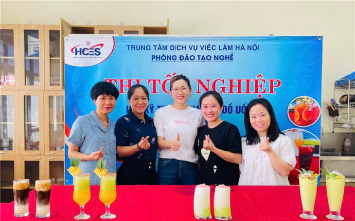 Lớp đào tạo pha chế đồ uống do Trung tâm Dịch vụ việc làm Hà Nội tổ chức, thu hút đông đảo người lao động tham gia. (Ảnh: Nam Khánh)
