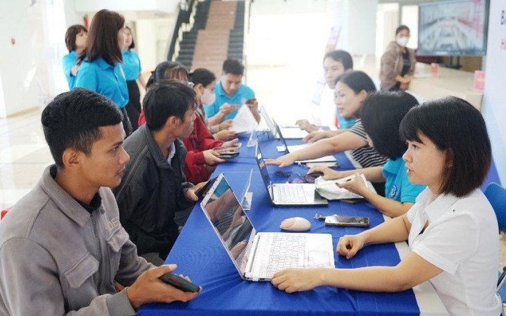 Trung tâm Dịch vụ việc làm tỉnh Đắk Lắk phối hợp với Bảo hiểm xã hội tỉnh tổ chức các buổi tư vấn về chính sách và pháp luật bảo hiểm xã hội, bao gồm cả bảo hiểm thất nghiệp, dành cho người lao động.