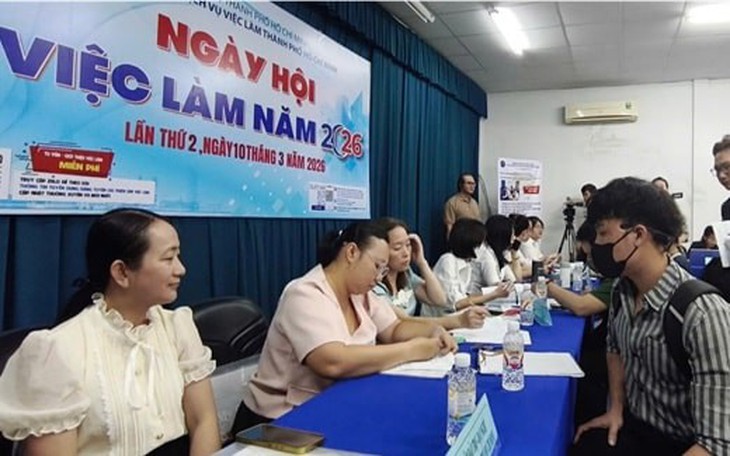 Người lao động tham gia Ngày hội việc làm do Trung tâm Dịch vụ việc làm TP.HCM tổ chức. 