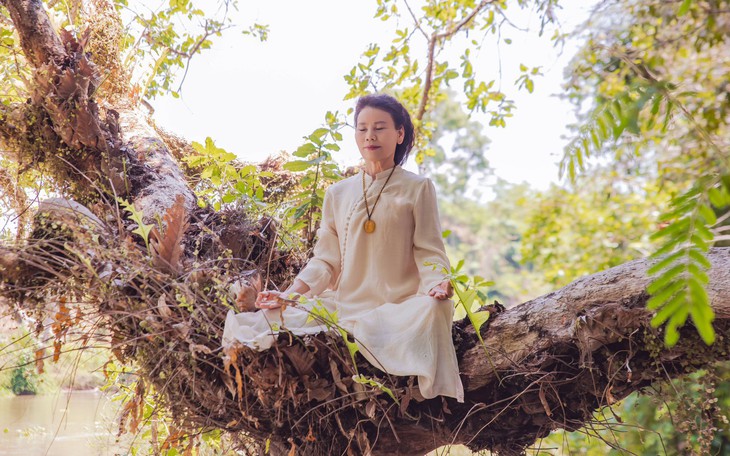 Mẹ Hồ Ngọc Hà ngồi thiền trên cây.