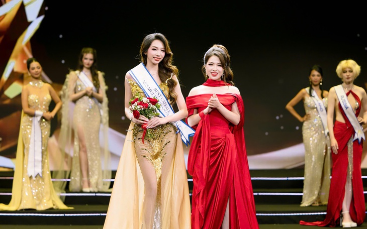 NTK Trinh Trinh trao giải Best Catwalk cho Hà Linh.