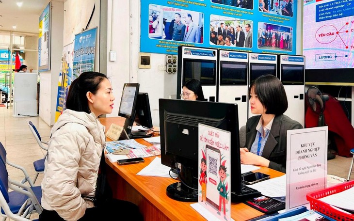 Người lao động được tư vấn, hỗ trợ về việc làm và chính sách bảo hiểm thất nghiệp tại Trung tâm Dịch vụ việc làm Hà Nội.
