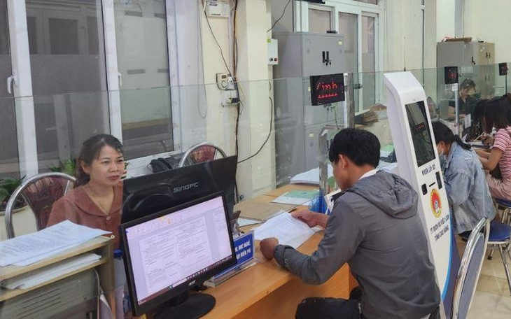 Người lao động làm thủ tục hưởng bảo hiểm thất nghiệp tại trung tâm dịch vụ việc làm (Ảnh minh họa)