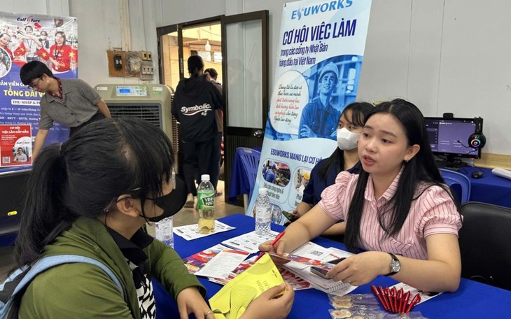 Người lao động đến Trung tâm Dịch vụ việc làm TP.HCM thực hiện thủ tục liên quan đến bảo hiểm thất nghiệp. (Ảnh: TTDVVL TP.HCM)