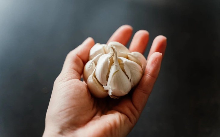 Nhiều người ăn tỏi để “thải độc” gan (Ảnh minh họa).