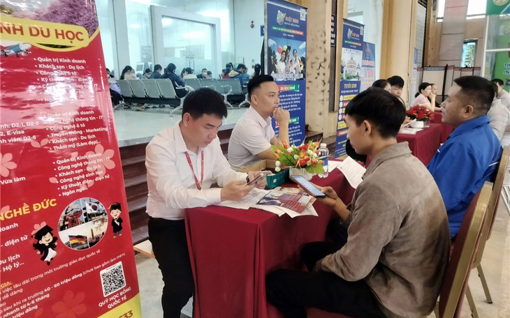 Người lao động được tư vấn, giới thiệu việc làm tại Trung tâm Dịch vụ việc làm Thanh Hóa.