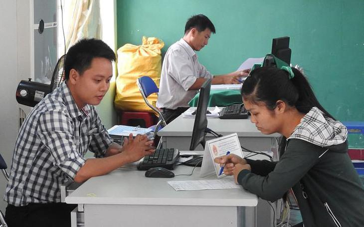 Người lao động thực hiện thủ tục bảo hiểm thất nghiệp tại Trung tâm Dịch vụ việc làm. Luật Việc làm năm 2025 quy định người tham gia có quyền khiếu nại hoặc khởi kiện khi quyền lợi hợp pháp bị xâm phạm. (Ảnh minh họa)