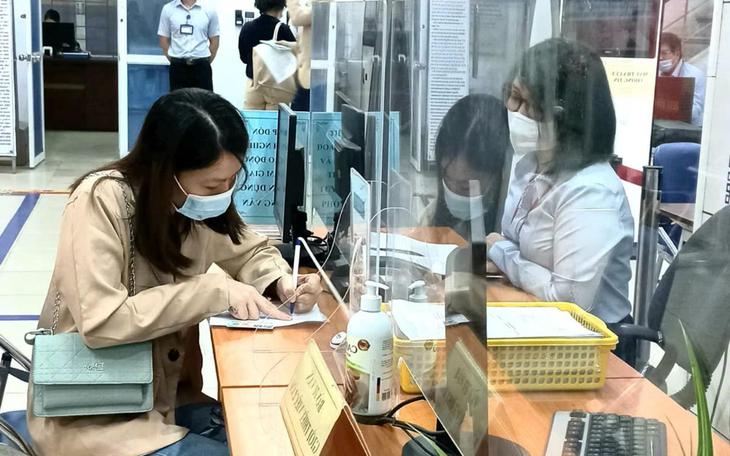 Người lao động đăng ký tìm kiếm việc làm tại Trung tâm Dịch vụ việc làm Hà Nội, nơi triển khai tư vấn việc làm và hỗ trợ học nghề cho người hưởng bảo hiểm thất nghiệp. (Ảnh: Nhật Dương)