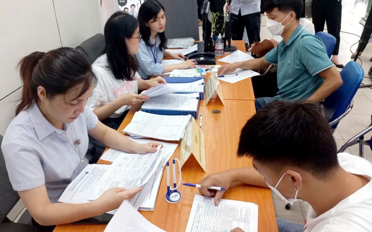 Người lao động thực hiện khai báo tình trạng tìm kiếm việc làm trong thời gian hưởng trợ cấp thất nghiệp tại Hà Nội. (Ảnh: Nhật Dương)