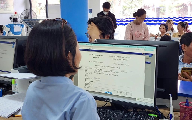 Cán bộ tiếp nhận, xử lý hồ sơ hưởng trợ cấp thất nghiệp cho người lao động. (Ảnh minh họa)