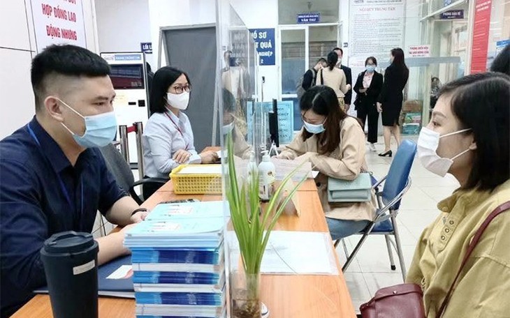 Người lao động làm thủ tục hưởng trợ cấp thất nghiệp, đồng thời tìm kiếm cơ hội việc làm mới.