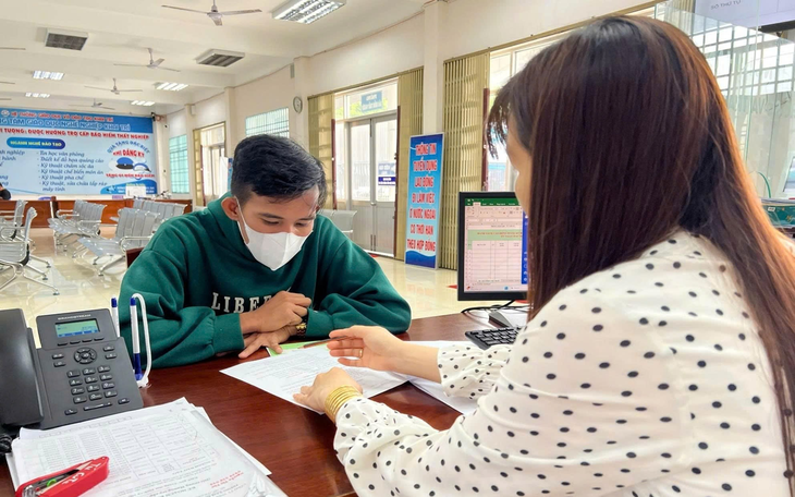 Người lao động tìm hiểu chính sách bảo hiểm thất nghiệp và các cơ hội học nghề tại Trung tâm Dịch vụ việc làm.