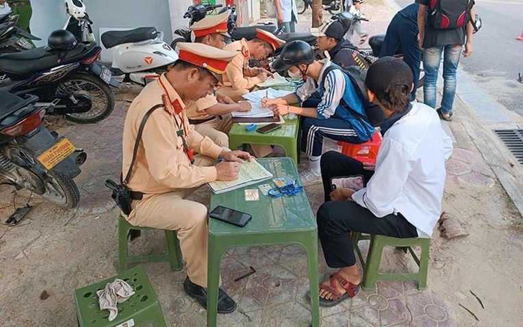 Lực lượng cảnh sát giao thông kiểm tra, xử lý học sinh vi phạm về trật tự, an toàn giao thông.