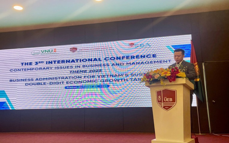 PGS.TS Hoàng Khắc Lịch, Phó Hiệu trưởng Trường Đại học Kinh tế, ĐHQGHN phát biểu tại Hội thảo